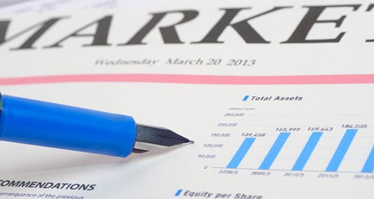 Market newspaper with pen and graph © tescha555/Shutterstock.com
