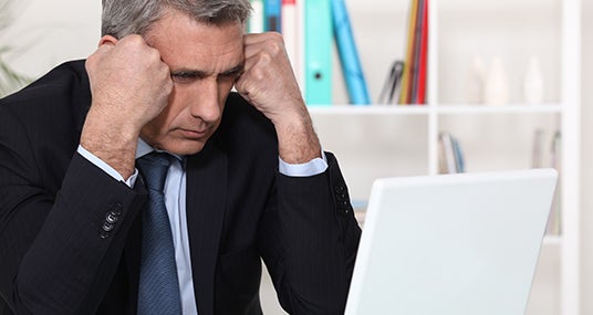 Man looking at computer worried © auremar - Fotolia.com