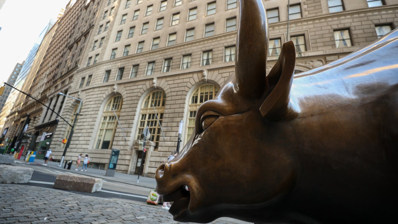 A bull statue near the New York Stock Exchange