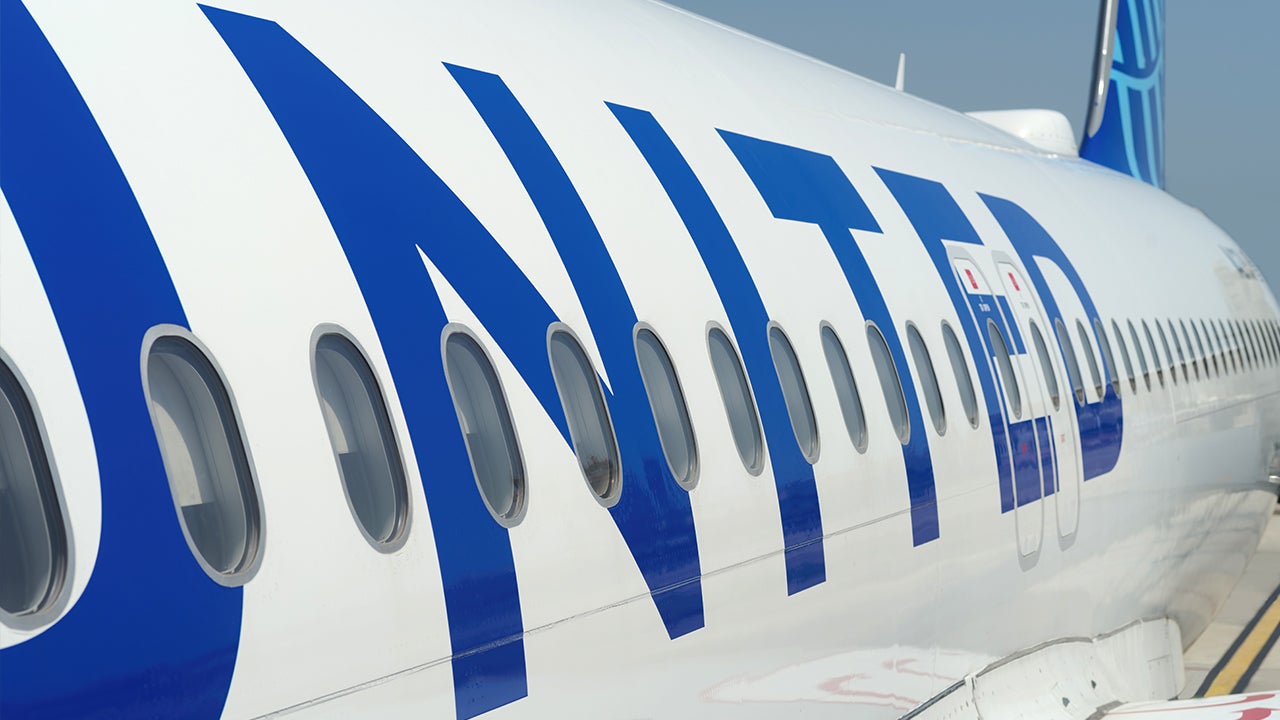 united airlines plane exterior