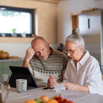 couple stressing about the rise of interest rates